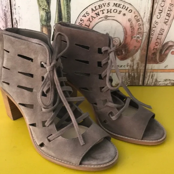 EXCELLENT COND VINCE CAMUTO TRESSA PEEP TOE SZ 8 - Picture 1 of 8